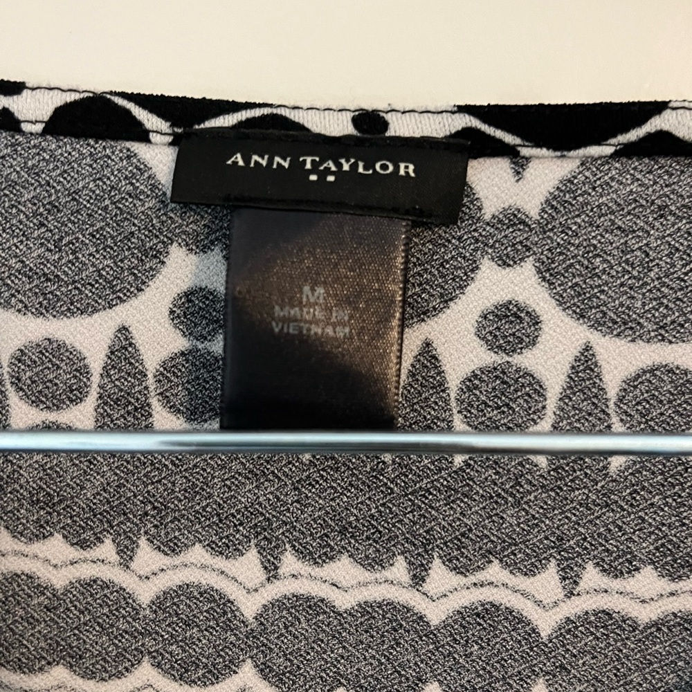 Ann Taylor size M black and white cow neck top. Flattering sides - Picture 2 of 5